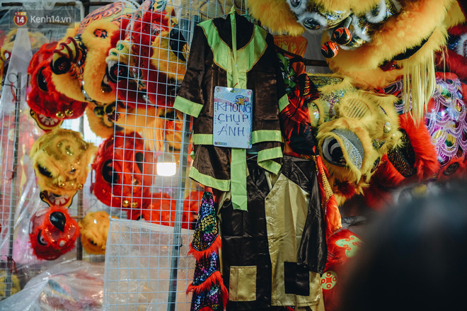 Tiểu thương chợ Trung thu truyền thống Hà Nội đồng loạt treo biển 'Không chụp ảnh, hãy là người có văn hoá!' - 13 Tiểu thương chợ Trung thu truyền thống Hà Nội đồng loạt treo biển 'Không chụp ảnh, hãy là người có văn hoá!' - 13