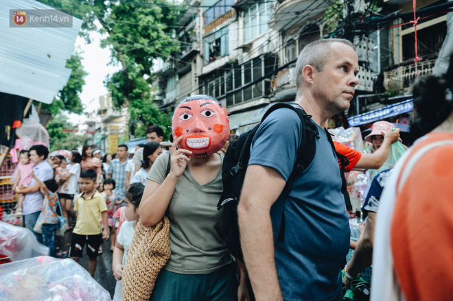 Tiểu thương chợ Trung thu truyền thống Hà Nội đồng loạt treo biển 'Không chụp ảnh, hãy là người có văn hoá!' - 6 Tiểu thương chợ Trung thu truyền thống Hà Nội đồng loạt treo biển 'Không chụp ảnh, hãy là người có văn hoá!' - 6