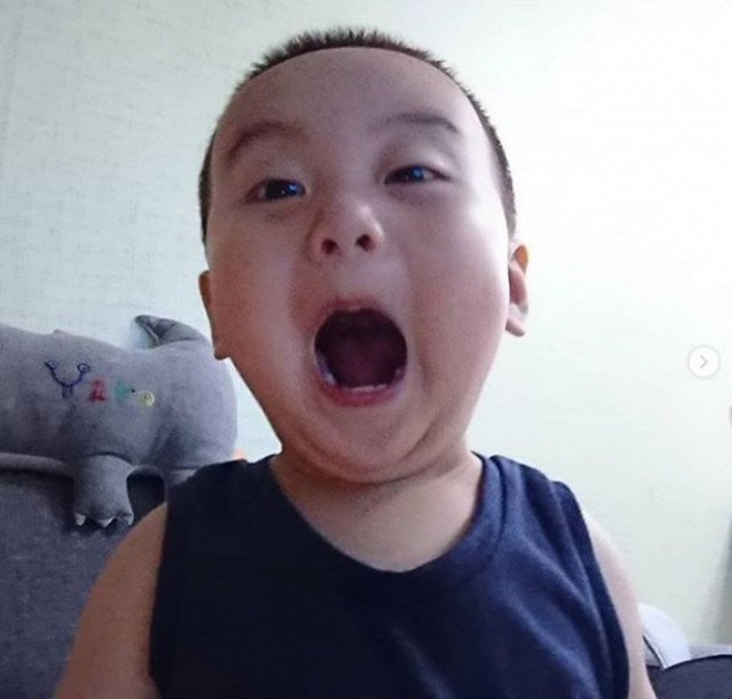 Bé trai gây sốt với hàng nghìn biểu cảm dễ thương, ai xem cũng không nhịn được cười - 12 Bé trai gây sốt với hàng nghìn biểu cảm dễ thương, ai xem cũng không nhịn được cười - 12