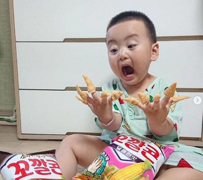 Bé trai gây sốt với hàng nghìn biểu cảm dễ thương, ai xem cũng không nhịn được cười - 15 Bé trai gây sốt với hàng nghìn biểu cảm dễ thương, ai xem cũng không nhịn được cười - 15