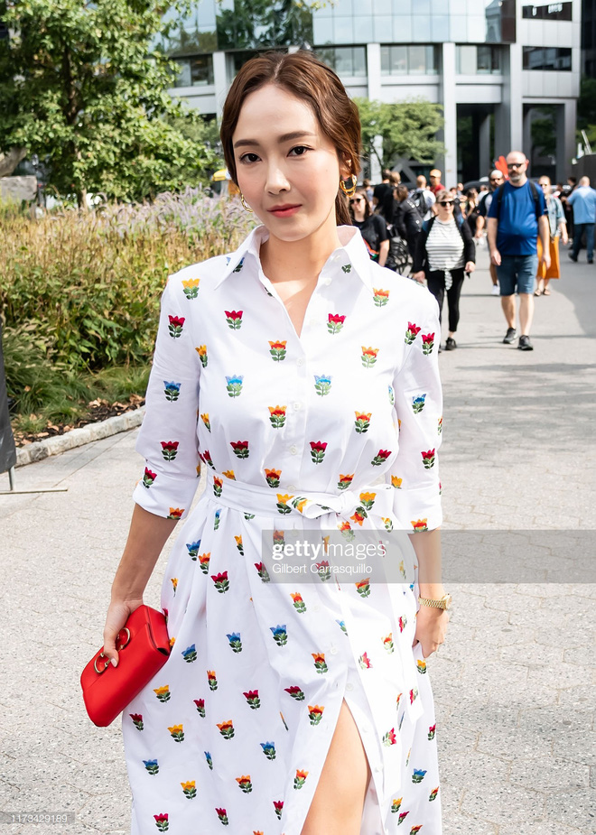 Dự NYFW: Jessica đẹp thanh nhã, chân dài miên man trong ảnh tự đăng nhưng ảnh phóng viên quốc tế chụp lại quá khác - 8 Dự NYFW: Jessica đẹp thanh nhã, chân dài miên man trong ảnh tự đăng nhưng ảnh phóng viên quốc tế chụp lại quá khác - 8