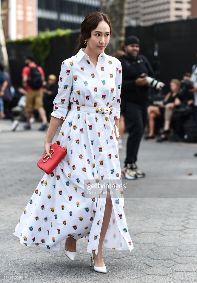 Dự NYFW: Jessica đẹp thanh nhã, chân dài miên man trong ảnh tự đăng nhưng ảnh phóng viên quốc tế chụp lại quá khác - 7 Dự NYFW: Jessica đẹp thanh nhã, chân dài miên man trong ảnh tự đăng nhưng ảnh phóng viên quốc tế chụp lại quá khác - 7