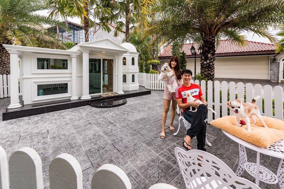 Cặp đôi 'bạo chi' xây hẳn biệt thự cho cún cưng, trong nhà có máy lạnh, đồ chơi 'xịn xò' Cặp đôi 'bạo chi' xây hẳn biệt thự cho cún cưng, trong nhà có máy lạnh, đồ chơi 'xịn xò'