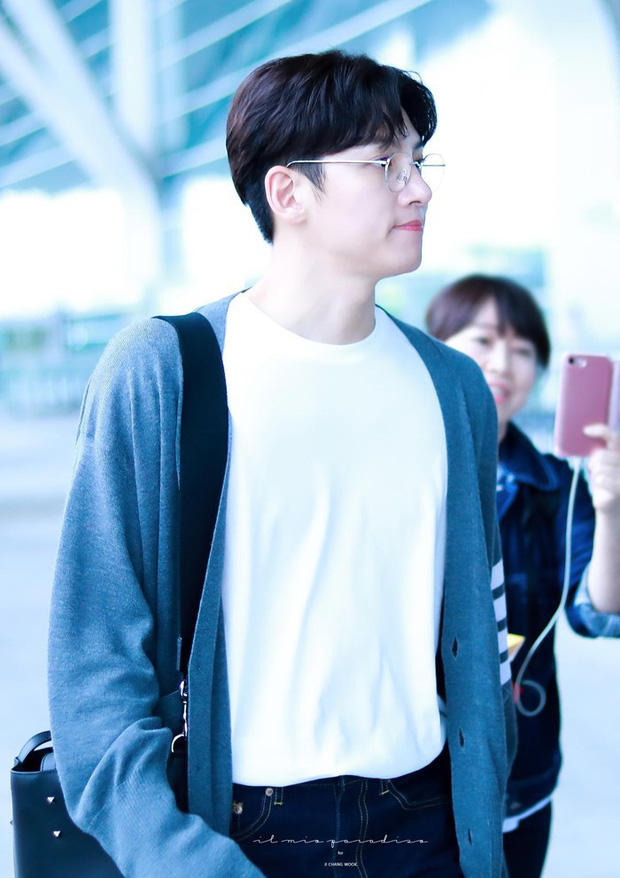 Tài tử Ji Chang Wook giản dị mà vẫn quá bảnh, chật vật thoát khỏi biển fan đông đến nghẹt thở tại sân bay Tân Sơn Nhất Tài tử Ji Chang Wook giản dị mà vẫn quá bảnh, chật vật thoát khỏi biển fan đông đến nghẹt thở tại sân bay Tân Sơn Nhất