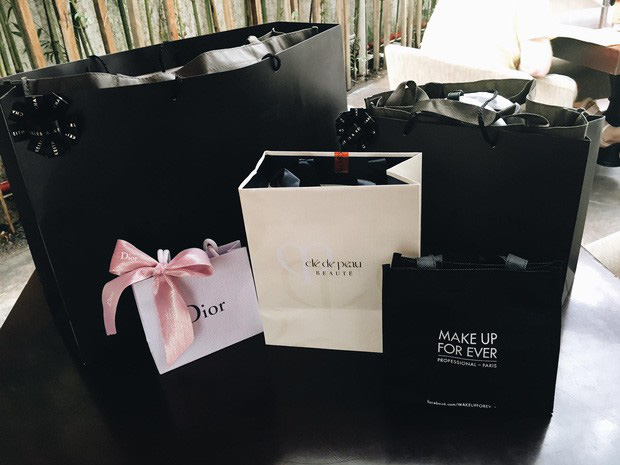 Tiểu thư kín tiếng hội Rich Kid Việt khoe ảnh nắm tay bạn trai giấu mặt, dân tình hóng đám cưới xa xỉ như ái nữ nhà Minh Nhựa - 6 Tiểu thư kín tiếng hội Rich Kid Việt khoe ảnh nắm tay bạn trai giấu mặt, dân tình hóng đám cưới xa xỉ như ái nữ nhà Minh Nhựa - 6