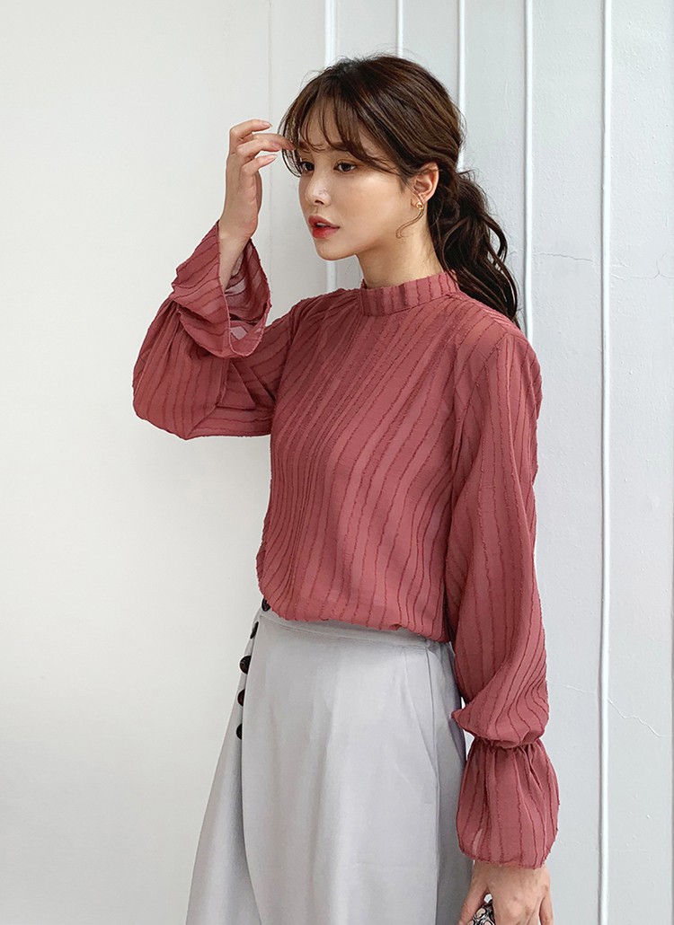 Chiếc áo cộng thêm vài phần sang chảnh cho các chị em công sở hóa ra cực dễ mix đồ - 4 Chiếc áo cộng thêm vài phần sang chảnh cho các chị em công sở hóa ra cực dễ mix đồ - 4