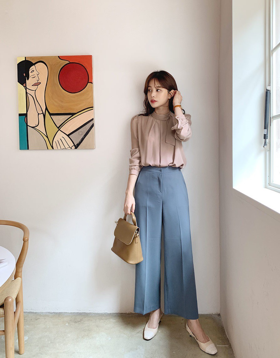 Chiếc áo cộng thêm vài phần sang chảnh cho các chị em công sở hóa ra cực dễ mix đồ - 8 Chiếc áo cộng thêm vài phần sang chảnh cho các chị em công sở hóa ra cực dễ mix đồ - 8