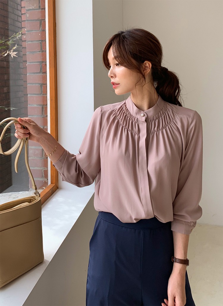 Chiếc áo cộng thêm vài phần sang chảnh cho các chị em công sở hóa ra cực dễ mix đồ - 6 Chiếc áo cộng thêm vài phần sang chảnh cho các chị em công sở hóa ra cực dễ mix đồ - 6