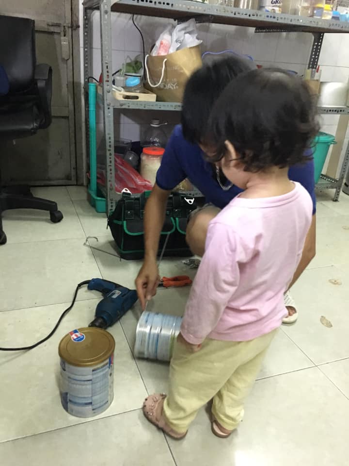 Làm lồng đèn Trung thu cho con bằng vỏ lon, ông bố khiến ai cũng muốn quay về tuổi thơ - 3 Làm lồng đèn Trung thu cho con bằng vỏ lon, ông bố khiến ai cũng muốn quay về tuổi thơ - 3