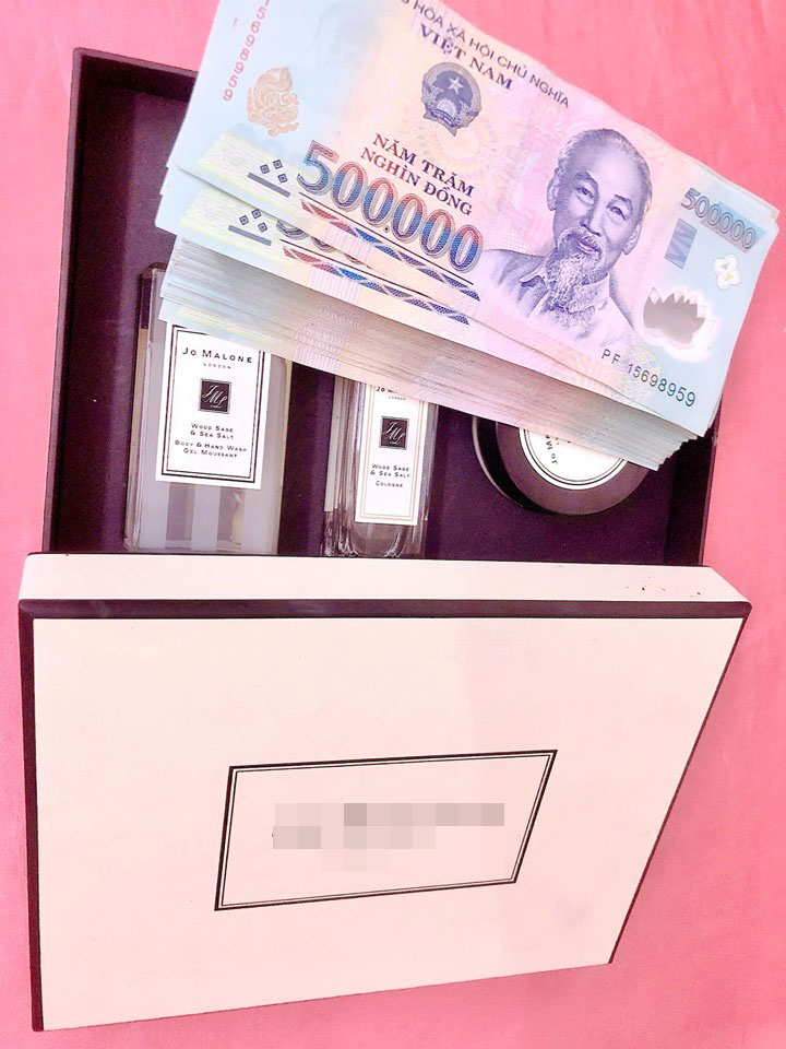 Cô gái từng lên mạng khoe được bạn trai cho 25 triệu đi ăn sáng lại tiếp tục gây chú ý khi đăng xấp tiền 100 triệu bạn trai tặng mua sắm - 2 Cô gái từng lên mạng khoe được bạn trai cho 25 triệu đi ăn sáng lại tiếp tục gây chú ý khi đăng xấp tiền 100 triệu bạn trai tặng mua sắm - 2