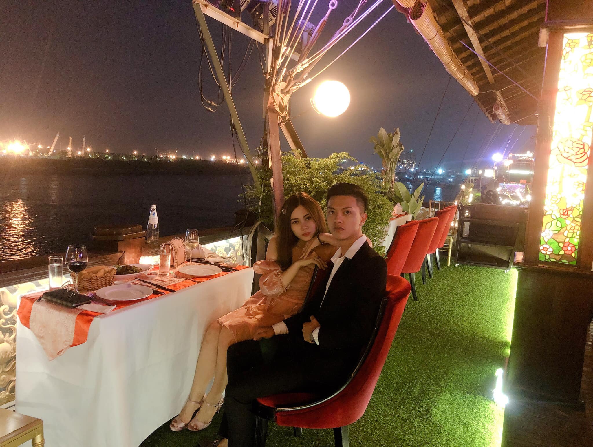 Cô gái từng lên mạng khoe được bạn trai cho 25 triệu đi ăn sáng lại tiếp tục gây chú ý khi đăng xấp tiền 100 triệu bạn trai tặng mua sắm - 5 Cô gái từng lên mạng khoe được bạn trai cho 25 triệu đi ăn sáng lại tiếp tục gây chú ý khi đăng xấp tiền 100 triệu bạn trai tặng mua sắm - 5