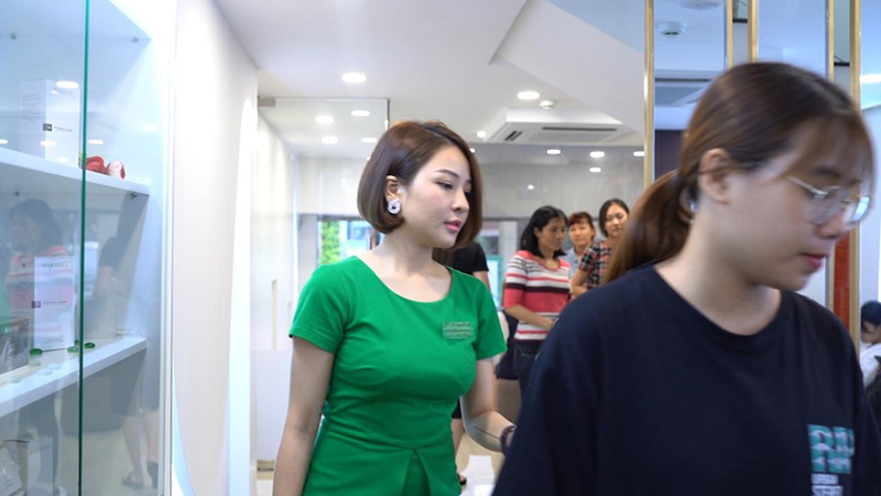 Trở lại showbiz Việt sau một loạt những lùm xùm tai tiếng, Trâm Anh bất ngờ chuyển hướng sang làm MC - 1 Trở lại showbiz Việt sau một loạt những lùm xùm tai tiếng, Trâm Anh bất ngờ chuyển hướng sang làm MC - 1