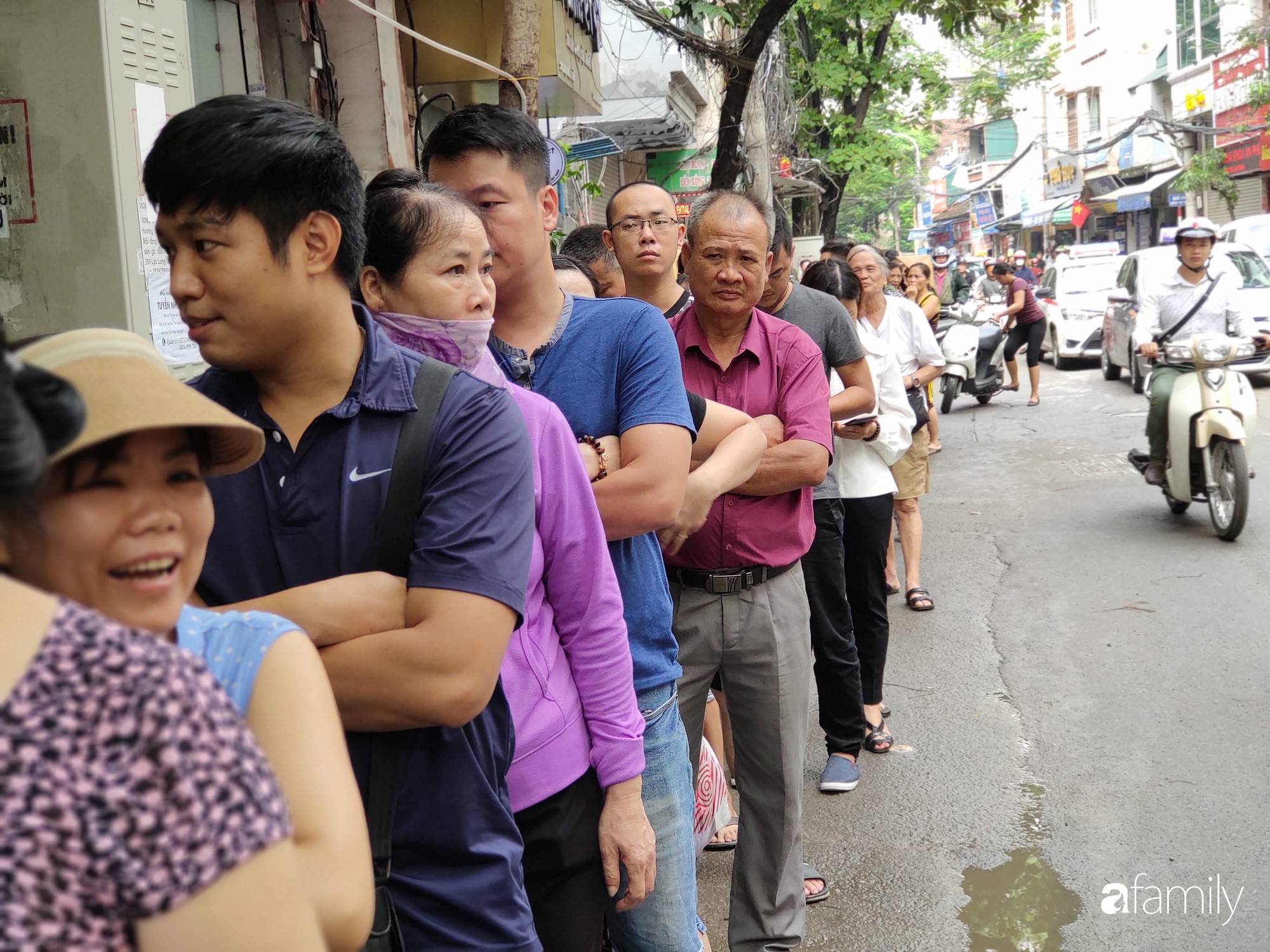 Đến hẹn lại lên, người Hà Nội chen nhau xếp hàng dài chờ mua bánh Trung thu Bảo Phương - 4 Đến hẹn lại lên, người Hà Nội chen nhau xếp hàng dài chờ mua bánh Trung thu Bảo Phương - 4