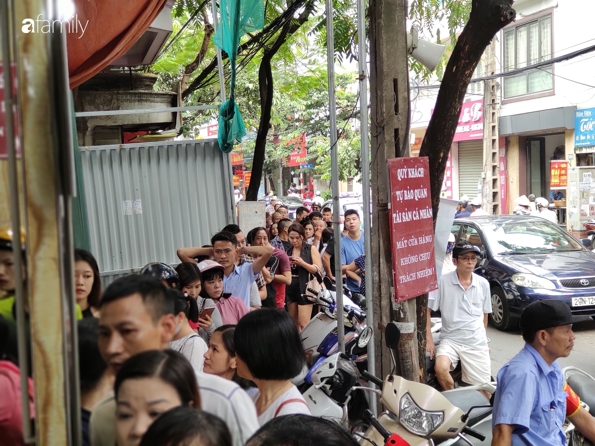 Đến hẹn lại lên, người Hà Nội chen nhau xếp hàng dài chờ mua bánh Trung thu Bảo Phương - 2 Đến hẹn lại lên, người Hà Nội chen nhau xếp hàng dài chờ mua bánh Trung thu Bảo Phương - 2