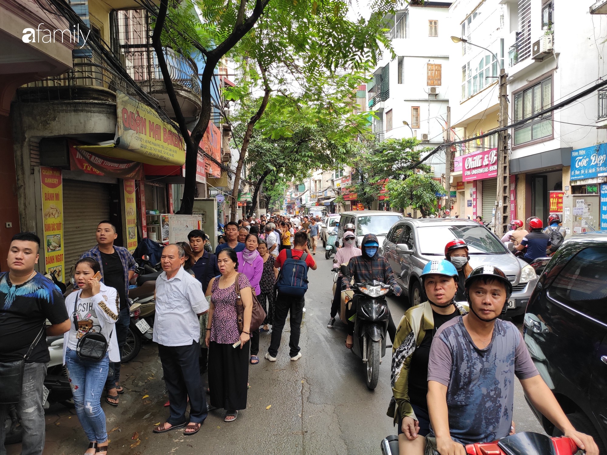Đến hẹn lại lên, người Hà Nội chen nhau xếp hàng dài chờ mua bánh Trung thu Bảo Phương - 1 Đến hẹn lại lên, người Hà Nội chen nhau xếp hàng dài chờ mua bánh Trung thu Bảo Phương - 1