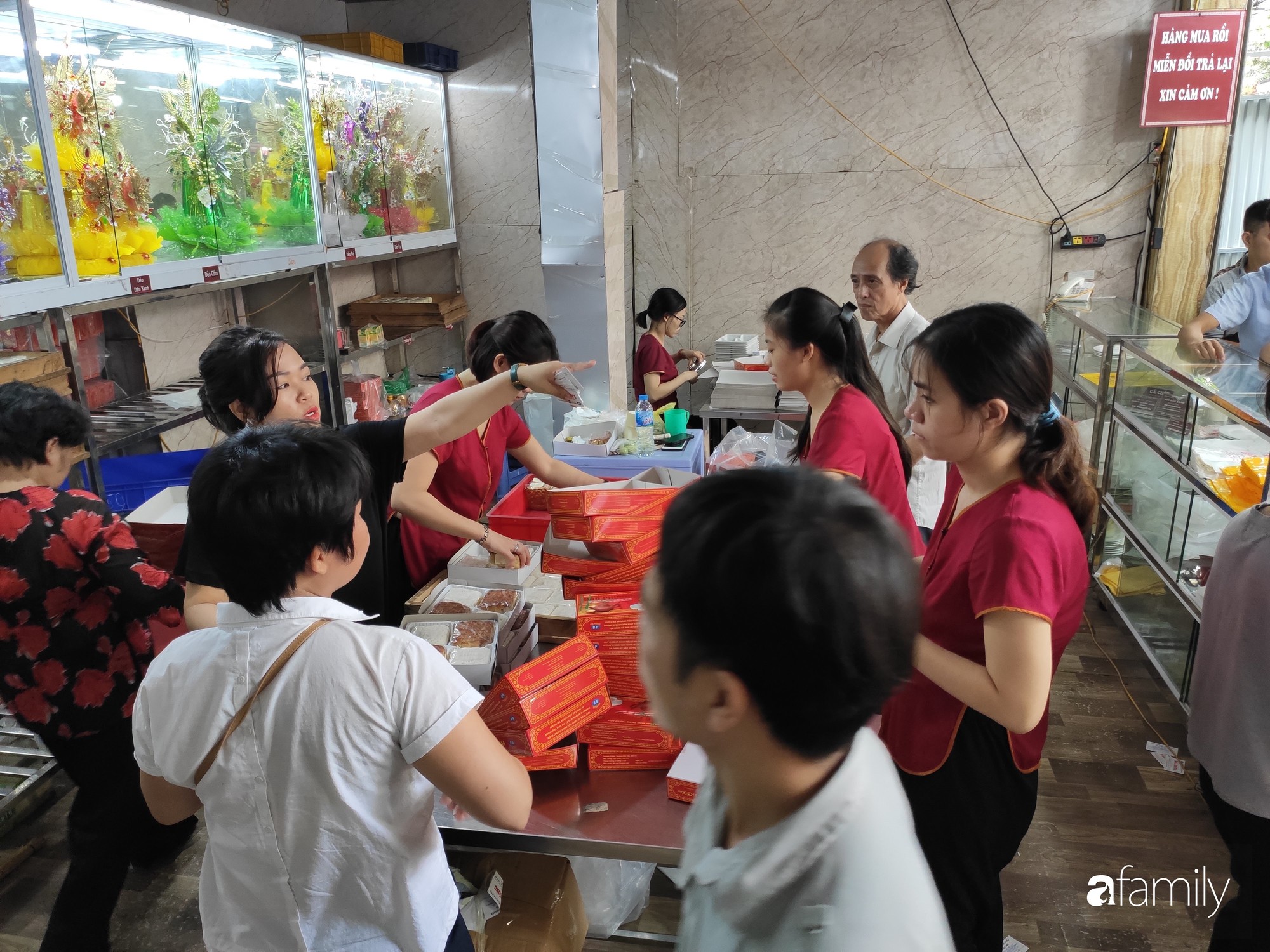 Đến hẹn lại lên, người Hà Nội chen nhau xếp hàng dài chờ mua bánh Trung thu Bảo Phương - 11 Đến hẹn lại lên, người Hà Nội chen nhau xếp hàng dài chờ mua bánh Trung thu Bảo Phương - 11