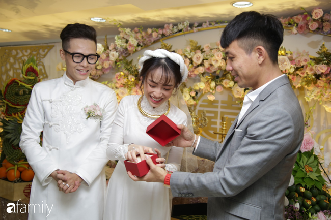 Con gái Minh Nhựa bất ngờ chia sẻ về mẹ chồng ngày đầu làm dâu, úp mở khi được hỏi 'Có phải cưới chạy bầu?' Con gái Minh Nhựa bất ngờ chia sẻ về mẹ chồng ngày đầu làm dâu, úp mở khi được hỏi 'Có phải cưới chạy bầu?'