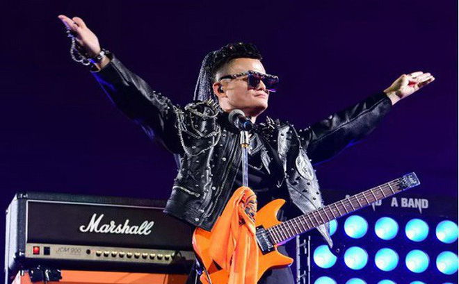 Jack Ma hát rock và khóc trong ngày từ chức chủ tịch Alibaba Jack Ma hát rock và khóc trong ngày từ chức chủ tịch Alibaba