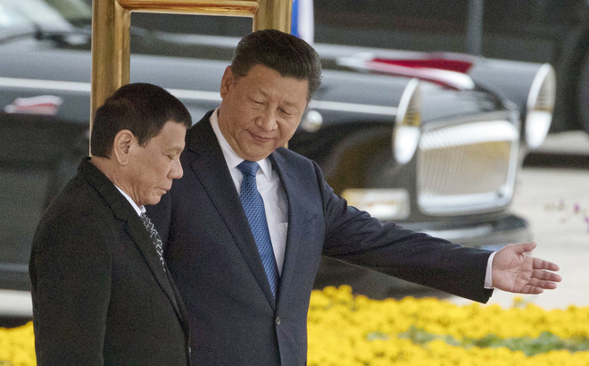 TT Duterte định 'phớt lờ' phán quyết Biển Đông vì một lời hứa hẹn hấp dẫn của ông Tập? TT Duterte định 'phớt lờ' phán quyết Biển Đông vì một lời hứa hẹn hấp dẫn của ông Tập?