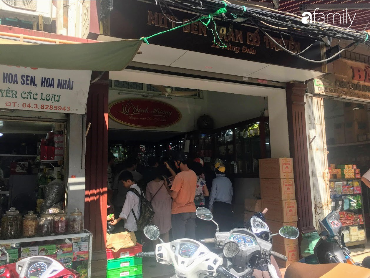Sát ngày Rằm tháng 8, các tiệm bánh Trung thu cổ truyền tấp nập khách hàng mua bán, xếp hàng dài từ sáng sớm - 5 Sát ngày Rằm tháng 8, các tiệm bánh Trung thu cổ truyền tấp nập khách hàng mua bán, xếp hàng dài từ sáng sớm - 5