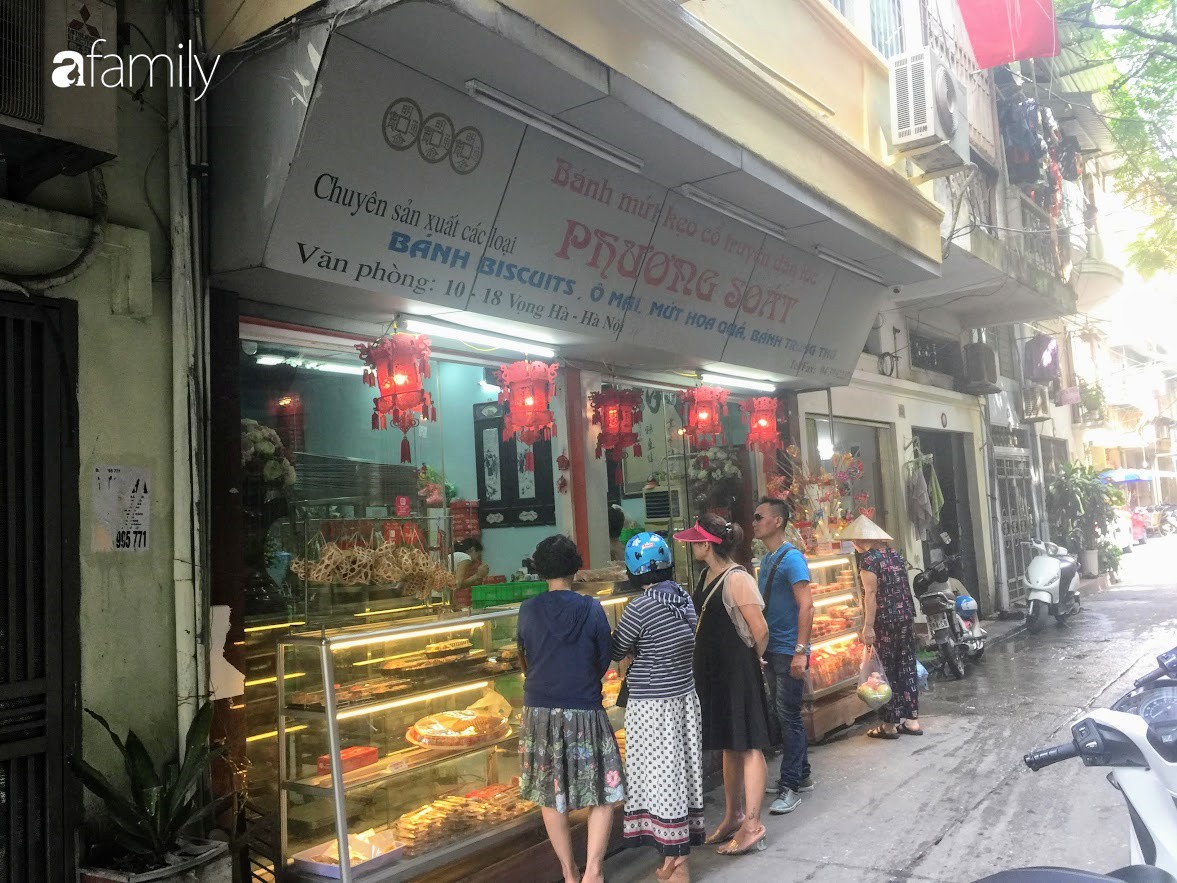 Sát ngày Rằm tháng 8, các tiệm bánh Trung thu cổ truyền tấp nập khách hàng mua bán, xếp hàng dài từ sáng sớm - 17 Sát ngày Rằm tháng 8, các tiệm bánh Trung thu cổ truyền tấp nập khách hàng mua bán, xếp hàng dài từ sáng sớm - 17