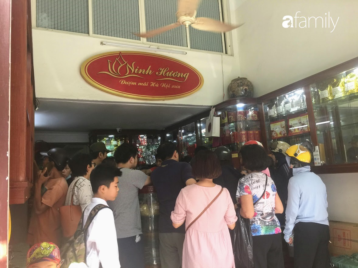 Sát ngày Rằm tháng 8, các tiệm bánh Trung thu cổ truyền tấp nập khách hàng mua bán, xếp hàng dài từ sáng sớm - 6 Sát ngày Rằm tháng 8, các tiệm bánh Trung thu cổ truyền tấp nập khách hàng mua bán, xếp hàng dài từ sáng sớm - 6