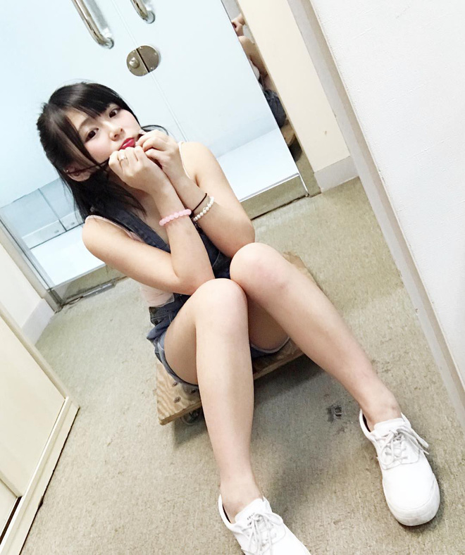 Bị chụp lén lúc thử giày, girl xinh ngực khủng được cư dân mạng truy lùng vì quá nóng bỏng - 6 Bị chụp lén lúc thử giày, girl xinh ngực khủng được cư dân mạng truy lùng vì quá nóng bỏng - 6