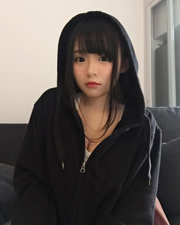Bị chụp lén lúc thử giày, girl xinh ngực khủng được cư dân mạng truy lùng vì quá nóng bỏng - 4 Bị chụp lén lúc thử giày, girl xinh ngực khủng được cư dân mạng truy lùng vì quá nóng bỏng - 4