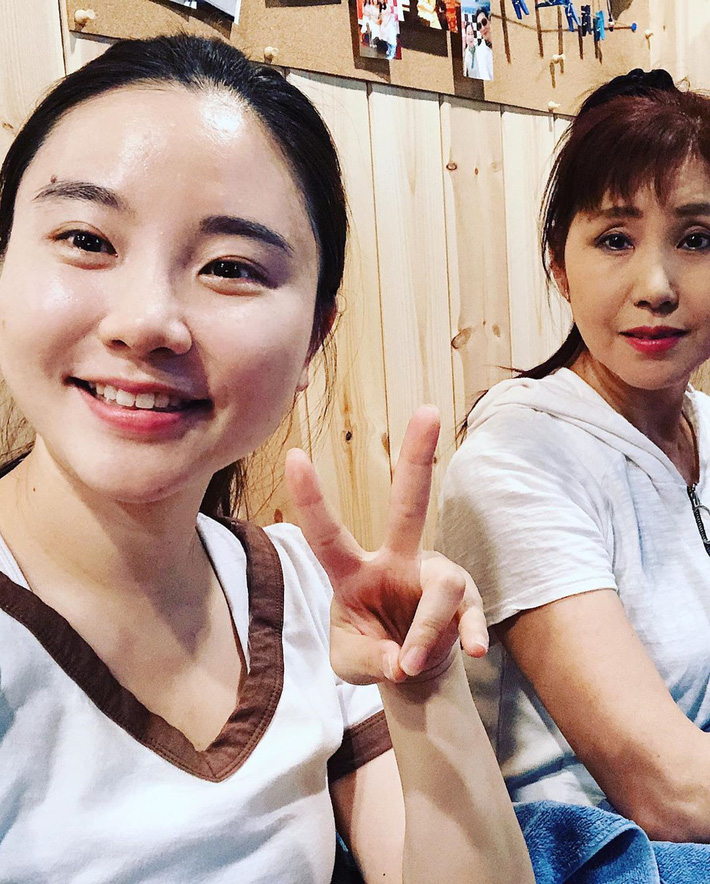 Mẹ tôi đã U70 nhưng trông vẫn trẻ hơn tuổi thật đến 15 năm nhờ những bí kíp làm đẹp này - 3 Mẹ tôi đã U70 nhưng trông vẫn trẻ hơn tuổi thật đến 15 năm nhờ những bí kíp làm đẹp này - 3
