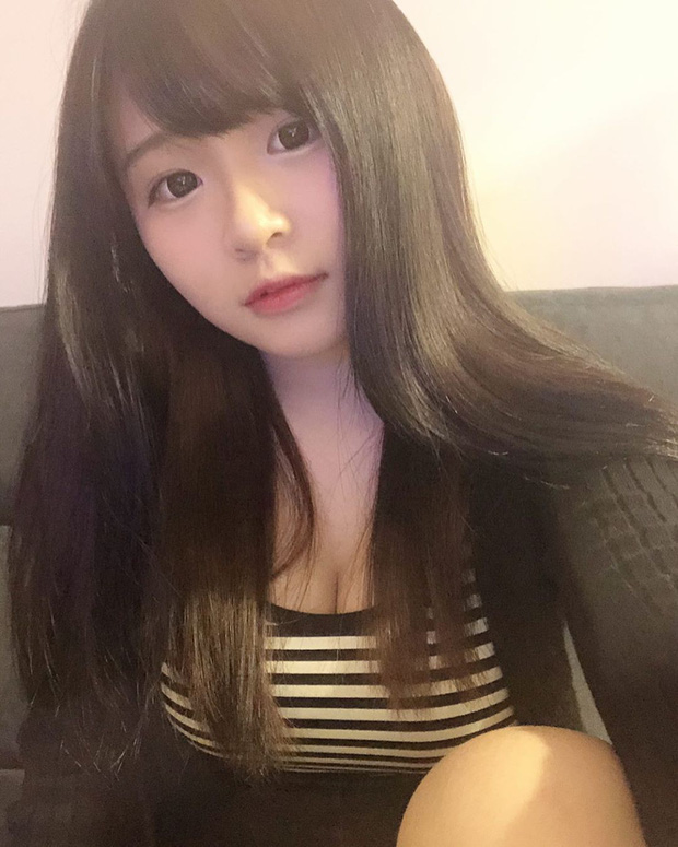 Bị chụp lén lúc thử giày, girl xinh ngực khủng được cư dân mạng truy lùng vì quá nóng bỏng - 3 Bị chụp lén lúc thử giày, girl xinh ngực khủng được cư dân mạng truy lùng vì quá nóng bỏng - 3