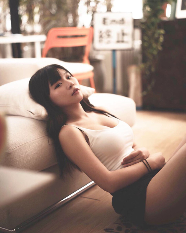 Bị chụp lén lúc thử giày, girl xinh ngực khủng được cư dân mạng truy lùng vì quá nóng bỏng - 5 Bị chụp lén lúc thử giày, girl xinh ngực khủng được cư dân mạng truy lùng vì quá nóng bỏng - 5