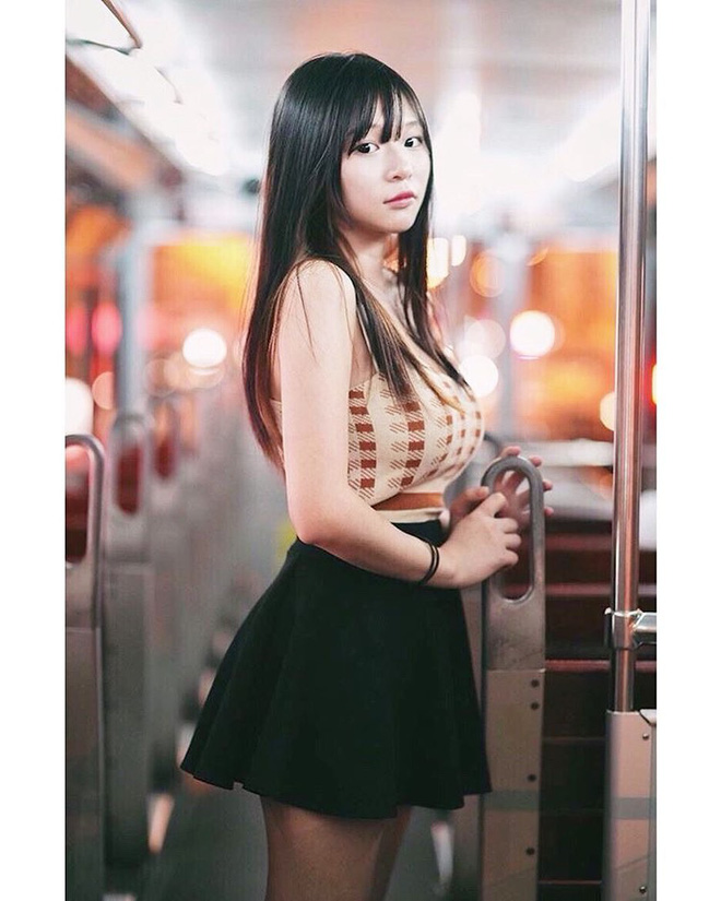 Bị chụp lén lúc thử giày, girl xinh ngực khủng được cư dân mạng truy lùng vì quá nóng bỏng - 9 Bị chụp lén lúc thử giày, girl xinh ngực khủng được cư dân mạng truy lùng vì quá nóng bỏng - 9