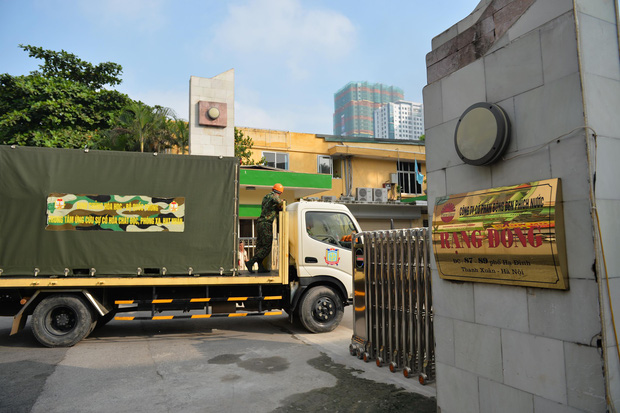 Binh chủng hoá học có mặt tại nhà máy Rạng Đông, bắt đầu tẩy độc kho xưởng sau sự cố cháy nổ - 6 Binh chủng hoá học có mặt tại nhà máy Rạng Đông, bắt đầu tẩy độc kho xưởng sau sự cố cháy nổ - 6