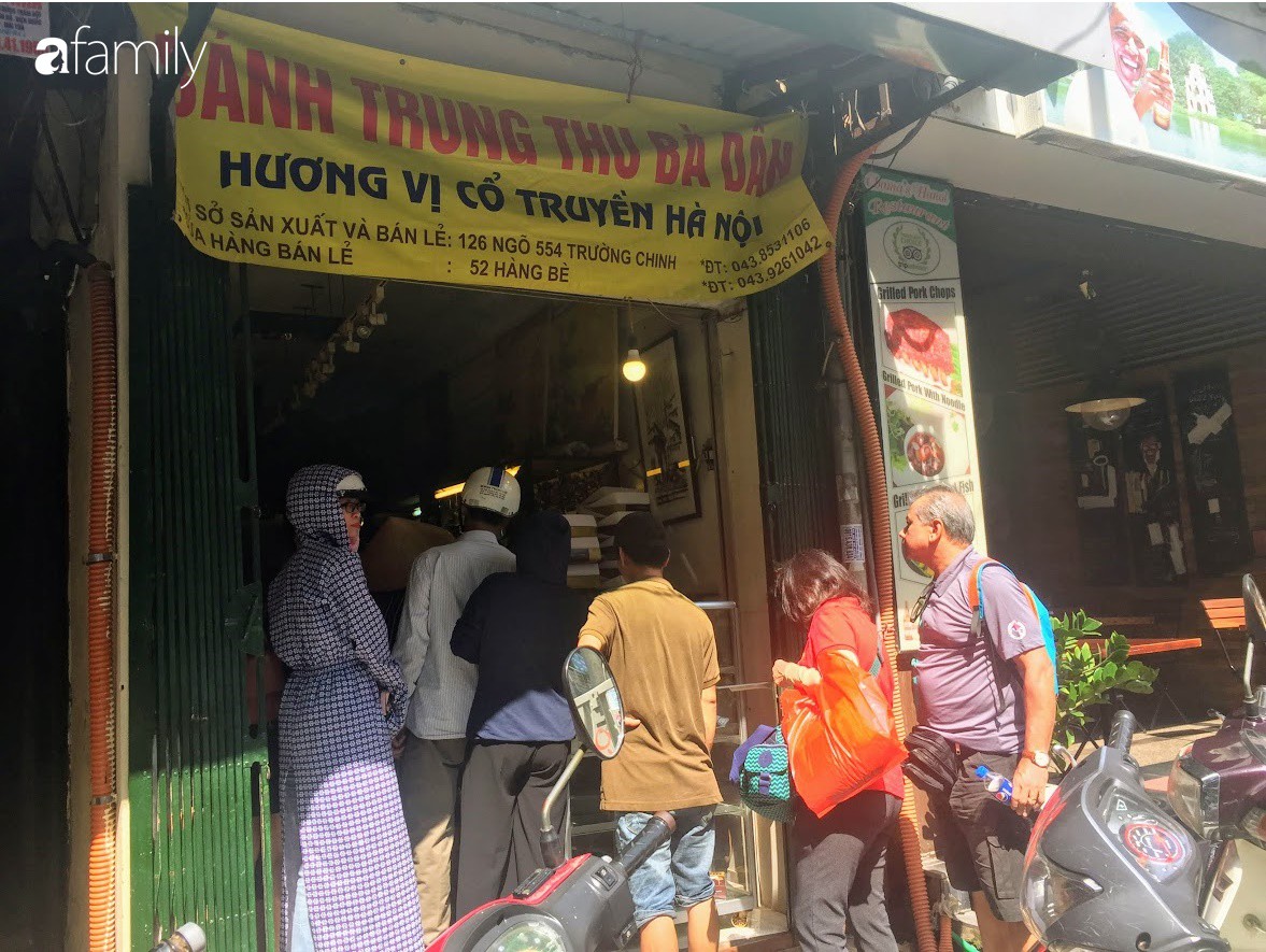 Sát ngày Rằm tháng 8, các tiệm bánh Trung thu cổ truyền tấp nập khách hàng mua bán, xếp hàng dài từ sáng sớm - 10 Sát ngày Rằm tháng 8, các tiệm bánh Trung thu cổ truyền tấp nập khách hàng mua bán, xếp hàng dài từ sáng sớm - 10