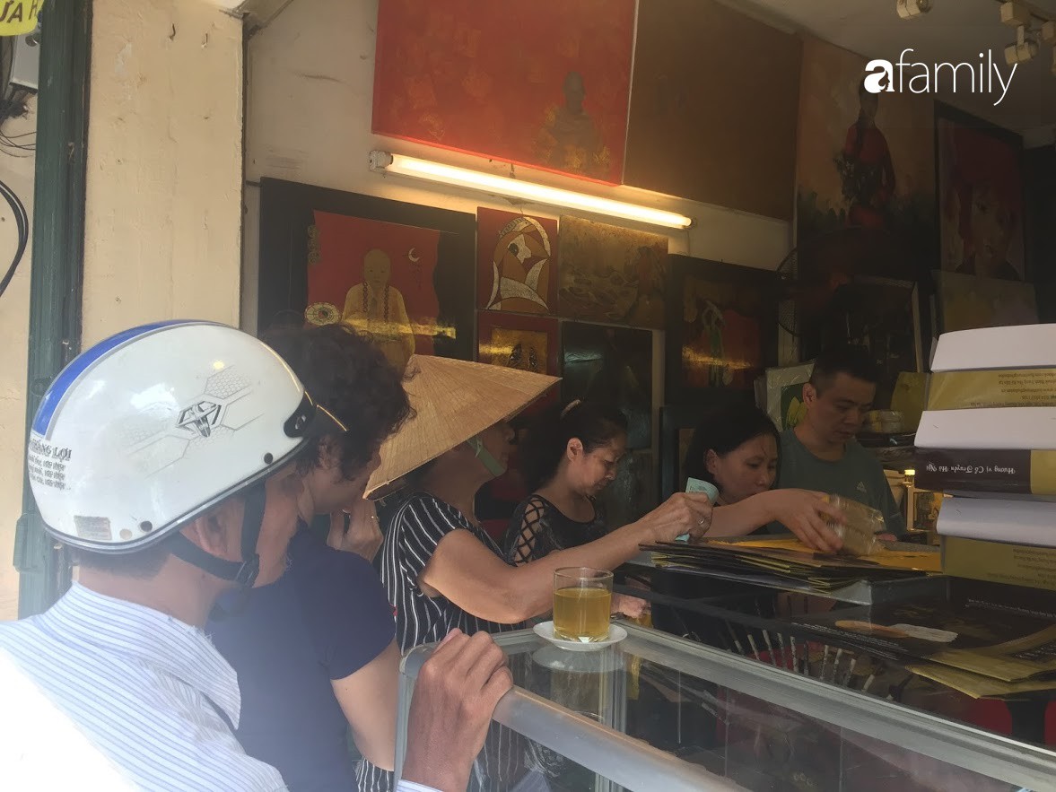 Sát ngày Rằm tháng 8, các tiệm bánh Trung thu cổ truyền tấp nập khách hàng mua bán, xếp hàng dài từ sáng sớm - 11 Sát ngày Rằm tháng 8, các tiệm bánh Trung thu cổ truyền tấp nập khách hàng mua bán, xếp hàng dài từ sáng sớm - 11