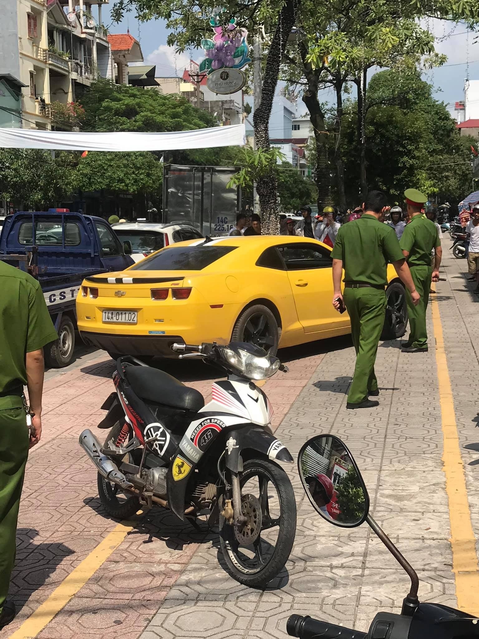Nóng: Cảnh sát dùng súng đập vỡ kính, truy đuổi 'siêu xe' như phim hành động tại Quảng Ninh Nóng: Cảnh sát dùng súng đập vỡ kính, truy đuổi 'siêu xe' như phim hành động tại Quảng Ninh