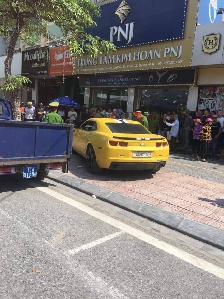 Nóng: Cảnh sát dùng súng đập vỡ kính, truy đuổi 'siêu xe' như phim hành động tại Quảng Ninh - 1 Nóng: Cảnh sát dùng súng đập vỡ kính, truy đuổi 'siêu xe' như phim hành động tại Quảng Ninh - 1