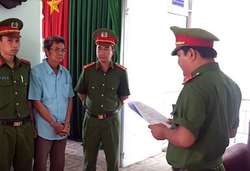 Thầy giáo dạy nhạc dâm ô ba bé gái: Thấy hát hay nên nựng Thầy giáo dạy nhạc dâm ô ba bé gái: Thấy hát hay nên nựng