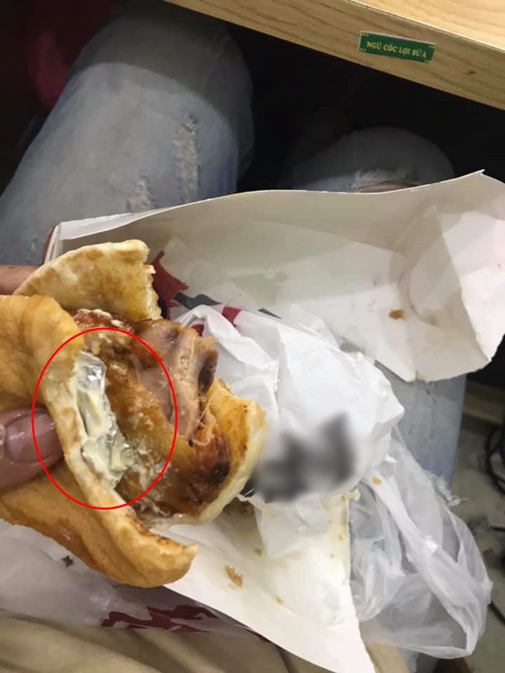 Ăn phải giấy bạc trong món burger mặn chát của thương hiệu nổi tiếng, chàng trai khiến dân mạng cười lăn lộn vì độ...ngây thơ - 1 Ăn phải giấy bạc trong món burger mặn chát của thương hiệu nổi tiếng, chàng trai khiến dân mạng cười lăn lộn vì độ...ngây thơ - 1