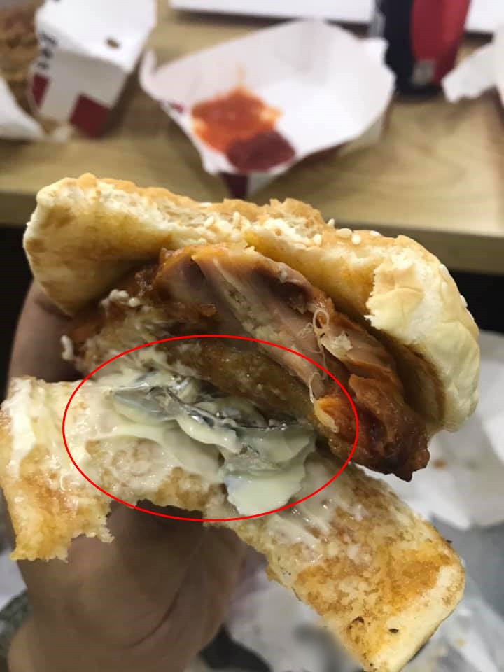 Ăn phải giấy bạc trong món burger mặn chát của thương hiệu nổi tiếng, chàng trai khiến dân mạng cười lăn lộn vì độ...ngây thơ - 2 Ăn phải giấy bạc trong món burger mặn chát của thương hiệu nổi tiếng, chàng trai khiến dân mạng cười lăn lộn vì độ...ngây thơ - 2