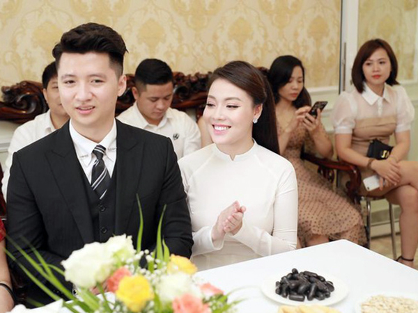 Năm trước còn dạm ngõ với cơ phó Hà Duy, năm nay nữ giảng viên xinh đẹp đã lên xe hoa với bạn trai doanh nhân rồi đây! - 6 Năm trước còn dạm ngõ với cơ phó Hà Duy, năm nay nữ giảng viên xinh đẹp đã lên xe hoa với bạn trai doanh nhân rồi đây! - 6