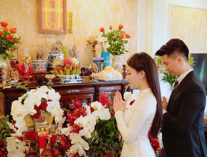 Năm trước còn dạm ngõ với cơ phó Hà Duy, năm nay nữ giảng viên xinh đẹp đã lên xe hoa với bạn trai doanh nhân rồi đây! - 1 Năm trước còn dạm ngõ với cơ phó Hà Duy, năm nay nữ giảng viên xinh đẹp đã lên xe hoa với bạn trai doanh nhân rồi đây! - 1