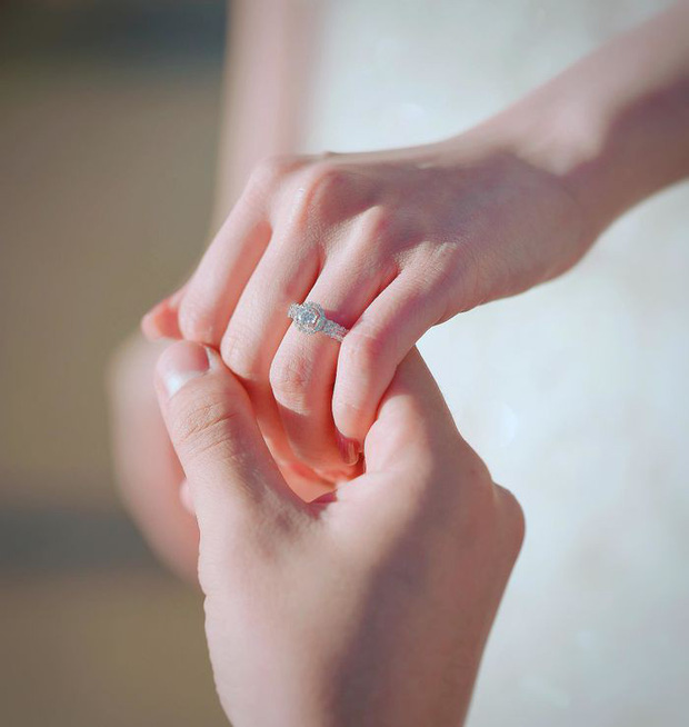 Năm trước còn dạm ngõ với cơ phó Hà Duy, năm nay nữ giảng viên xinh đẹp đã lên xe hoa với bạn trai doanh nhân rồi đây! - 9 Năm trước còn dạm ngõ với cơ phó Hà Duy, năm nay nữ giảng viên xinh đẹp đã lên xe hoa với bạn trai doanh nhân rồi đây! - 9