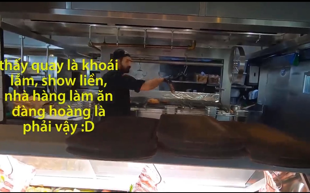 Khoa Pug review món bò dát vàng của 'thánh rắc muối' trị giá hơn 8 triệu: Bít tết nướng cháy đắng ngắt, thua xa cách làm của nhà hàng Việt - 1 Khoa Pug review món bò dát vàng của 'thánh rắc muối' trị giá hơn 8 triệu: Bít tết nướng cháy đắng ngắt, thua xa cách làm của nhà hàng Việt - 1