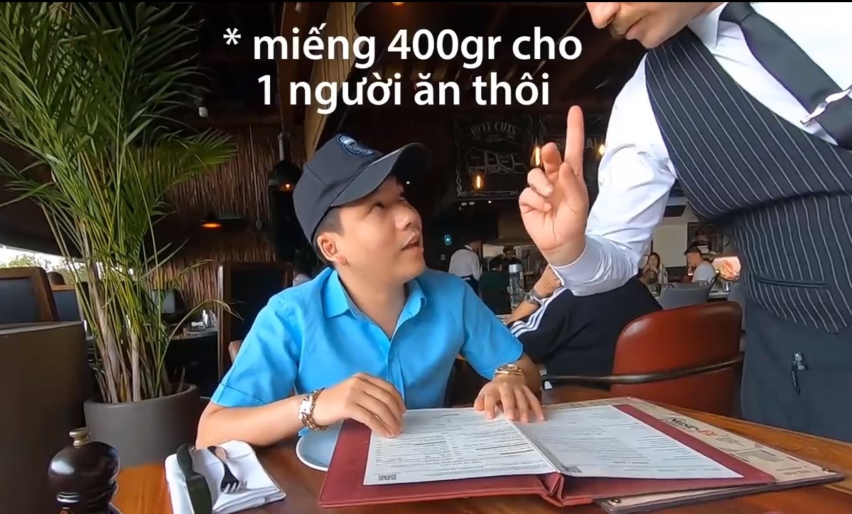 Khoa Pug review món bò dát vàng của 'thánh rắc muối' trị giá hơn 8 triệu: Bít tết nướng cháy đắng ngắt, thua xa cách làm của nhà hàng Việt - 2 Khoa Pug review món bò dát vàng của 'thánh rắc muối' trị giá hơn 8 triệu: Bít tết nướng cháy đắng ngắt, thua xa cách làm của nhà hàng Việt - 2