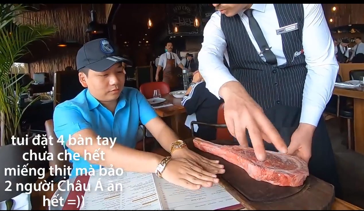 Khoa Pug review món bò dát vàng của 'thánh rắc muối' trị giá hơn 8 triệu: Bít tết nướng cháy đắng ngắt, thua xa cách làm của nhà hàng Việt - 3 Khoa Pug review món bò dát vàng của 'thánh rắc muối' trị giá hơn 8 triệu: Bít tết nướng cháy đắng ngắt, thua xa cách làm của nhà hàng Việt - 3
