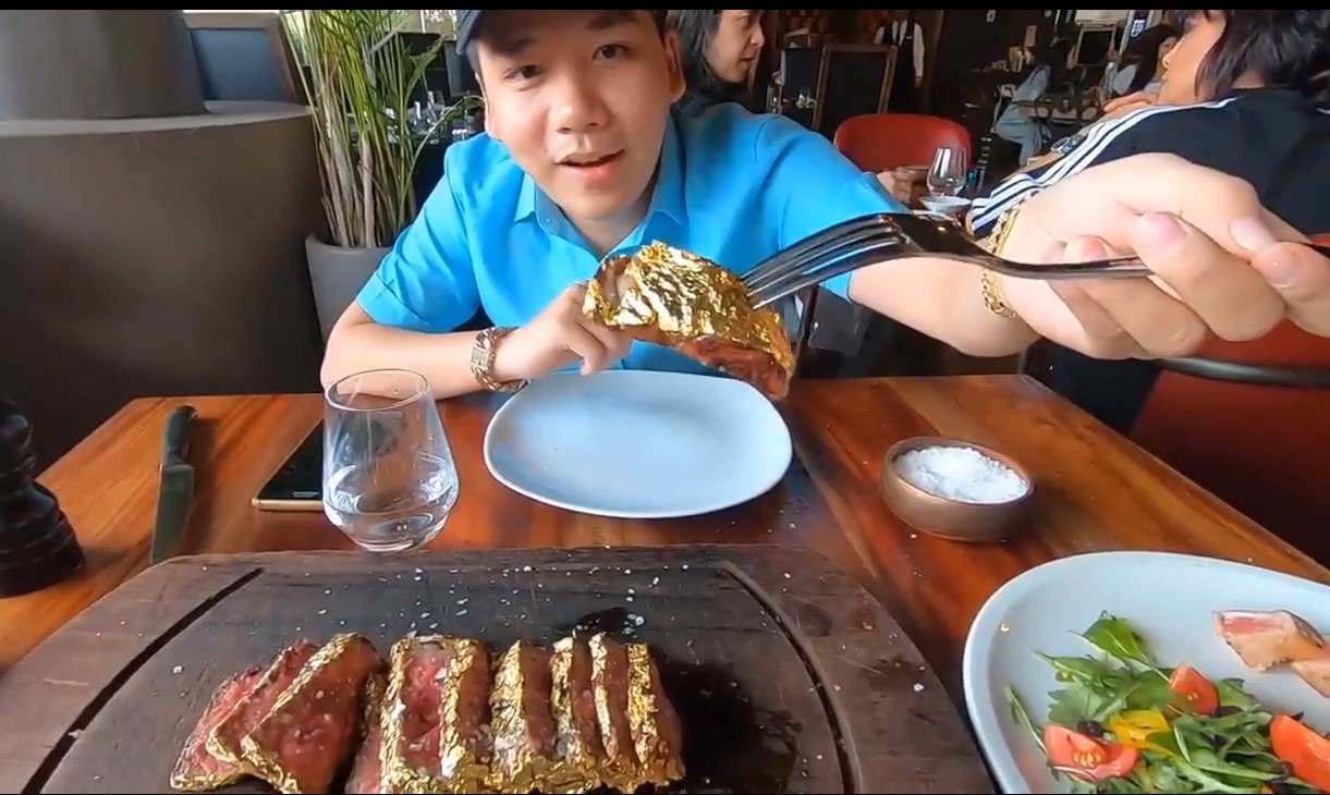 Khoa Pug review món bò dát vàng của 'thánh rắc muối' trị giá hơn 8 triệu: Bít tết nướng cháy đắng ngắt, thua xa cách làm của nhà hàng Việt - 9 Khoa Pug review món bò dát vàng của 'thánh rắc muối' trị giá hơn 8 triệu: Bít tết nướng cháy đắng ngắt, thua xa cách làm của nhà hàng Việt - 9