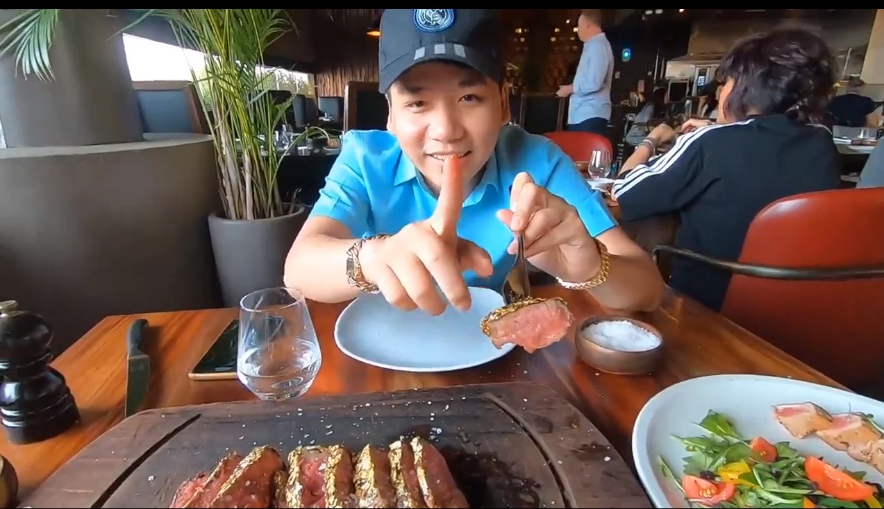Khoa Pug review món bò dát vàng của 'thánh rắc muối' trị giá hơn 8 triệu: Bít tết nướng cháy đắng ngắt, thua xa cách làm của nhà hàng Việt - 10 Khoa Pug review món bò dát vàng của 'thánh rắc muối' trị giá hơn 8 triệu: Bít tết nướng cháy đắng ngắt, thua xa cách làm của nhà hàng Việt - 10