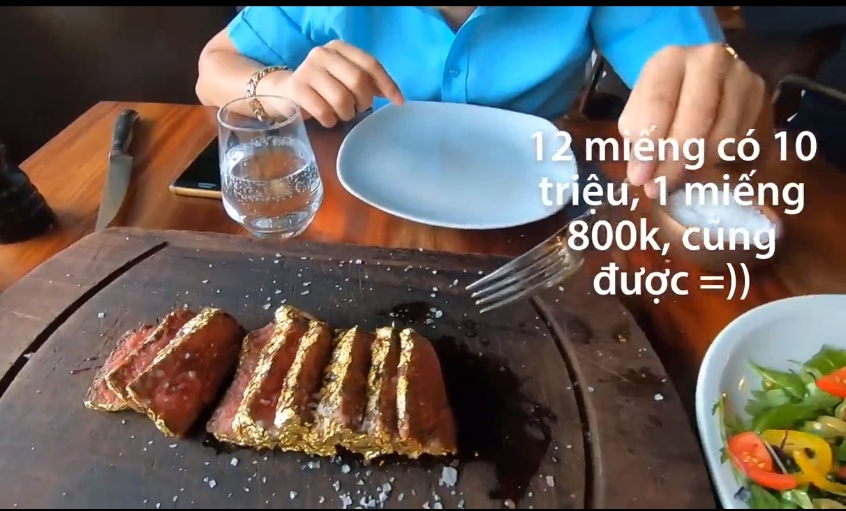 Khoa Pug review món bò dát vàng của 'thánh rắc muối' trị giá hơn 8 triệu: Bít tết nướng cháy đắng ngắt, thua xa cách làm của nhà hàng Việt - 12 Khoa Pug review món bò dát vàng của 'thánh rắc muối' trị giá hơn 8 triệu: Bít tết nướng cháy đắng ngắt, thua xa cách làm của nhà hàng Việt - 12