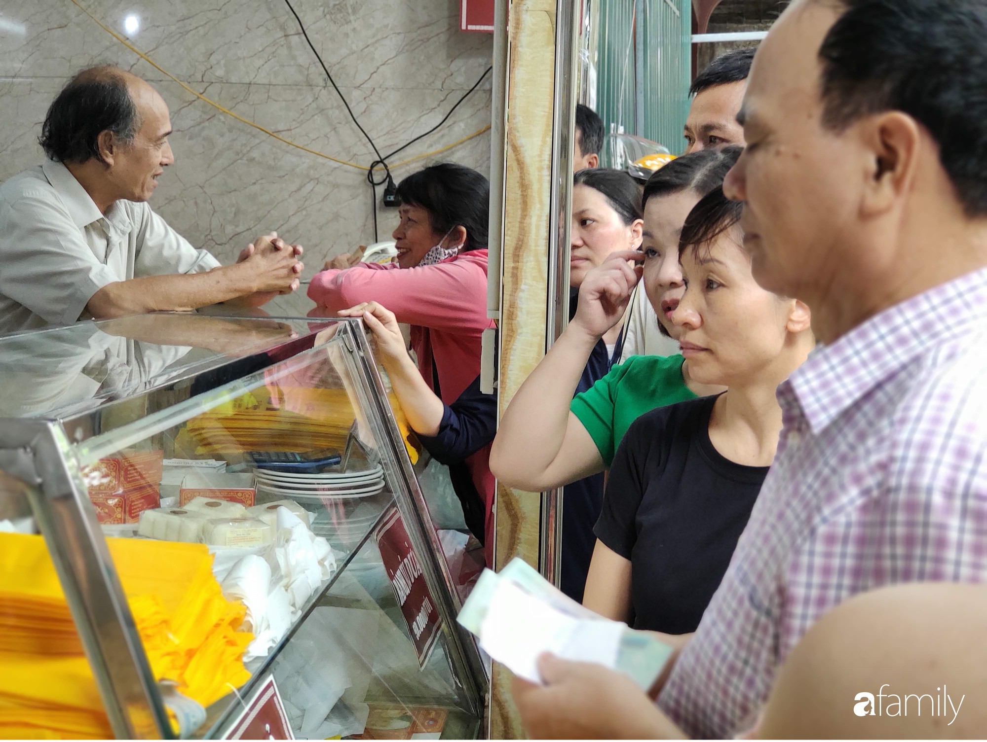 Sát ngày Rằm tháng 8, các tiệm bánh Trung thu cổ truyền tấp nập khách hàng mua bán, xếp hàng dài từ sáng sớm - 3 Sát ngày Rằm tháng 8, các tiệm bánh Trung thu cổ truyền tấp nập khách hàng mua bán, xếp hàng dài từ sáng sớm - 3